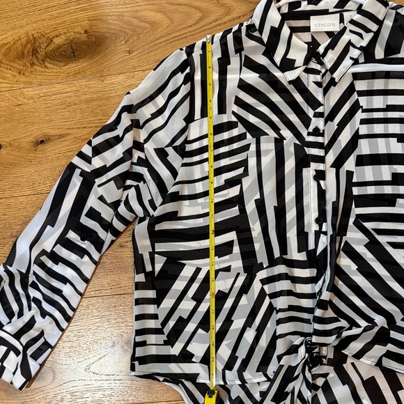 Chico's Monochrome Geometric Button Down Shirt Size 3, A0014 - Picture 7 of 9